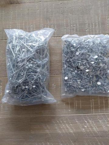 Dakspijkers en asfaltnagels. beschikbaar voor biedingen