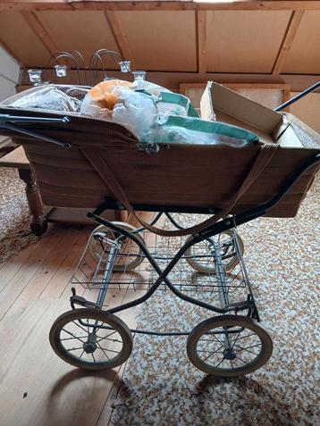 Nostalgische 2-in-1 Ribstof Kinderwagen beschikbaar voor biedingen