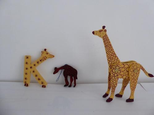 3 houten girafjes divers (nr,17), Verzamelen, Beelden en Beeldjes, Zo goed als nieuw, Dier, Ophalen