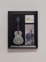 Mark Knopfler Dire Straits grijs miniatuur gitaar op lijst