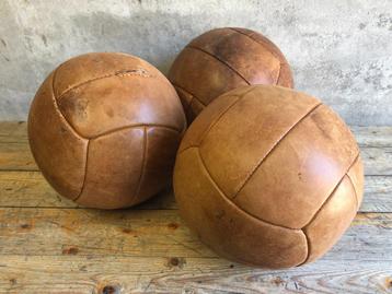 Grote vintage leren medicijnballen | medicine balls per stuk beschikbaar voor biedingen