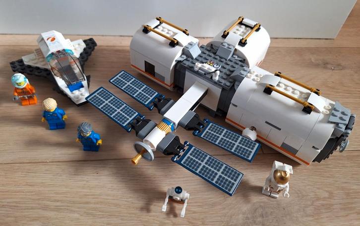 Lego Ruimtestation Op De Maan, set 60227, Kinderen en Baby's, Speelgoed | Duplo en Lego, Gebruikt, Ophalen of Verzenden
