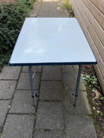 Camping tafel beschikbaar voor biedingen