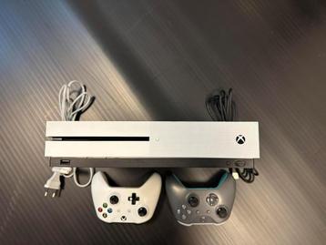 Xbox One S 1TB + 2 controllers +spellen +TV beschikbaar voor biedingen