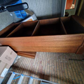 Eikenhouten kast beschikbaar voor biedingen