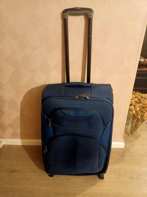 Koffer Blauw op wielen met uitschuifbare handgreep., Sieraden, Tassen en Uiterlijk, Koffers, Gebruikt, Uitschuifbare handgreep