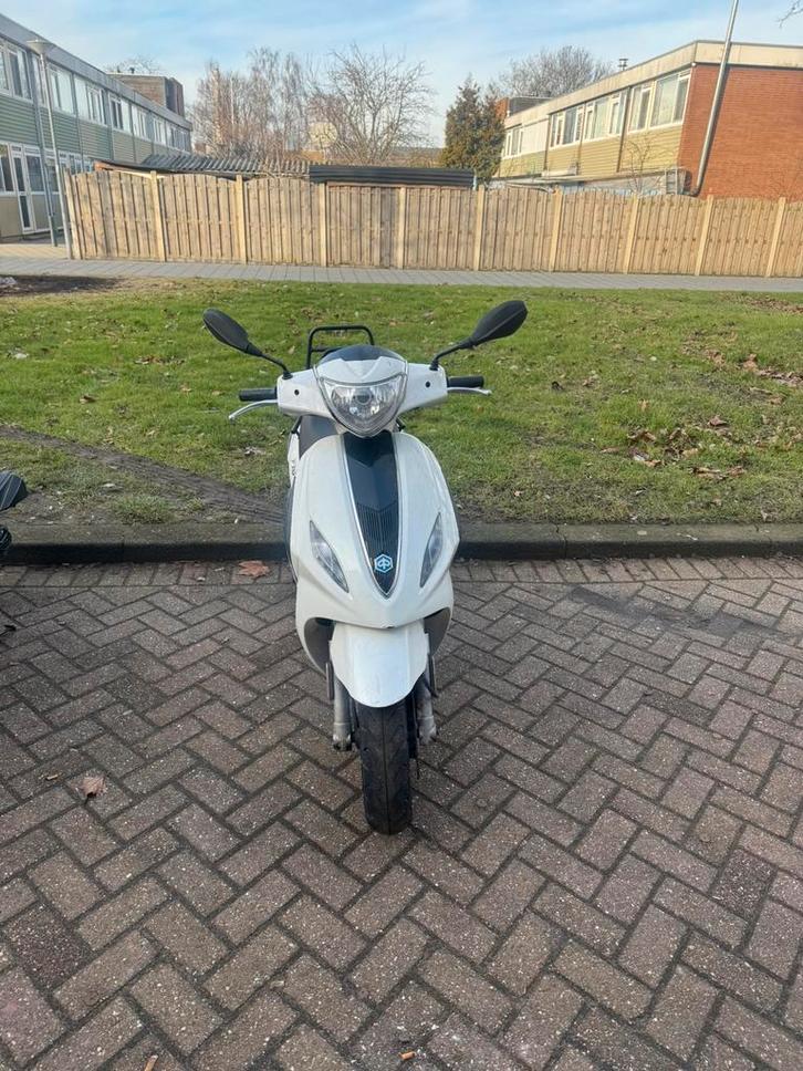 piaggio new fly 25km 4t BJ 2015, Fietsen en Brommers, Scooters | Piaggio, Gebruikt, Fly, Maximaal 25 km/u, Benzine, Ophalen