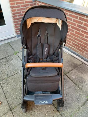 Nuna kinderwagen met reiswieg en accessoires beschikbaar voor biedingen
