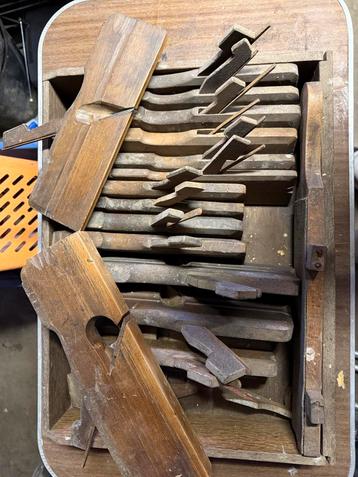 4 blokschaven, 2 raspen en 15 plintenschaven beschikbaar voor biedingen