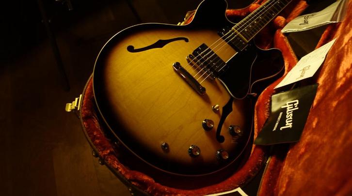 Gibson ES-335 Dot Gloss Sunburst, Muziek en Instrumenten, Snaarinstrumenten | Gitaren | Elektrisch, Zo goed als nieuw, Semi-solid body