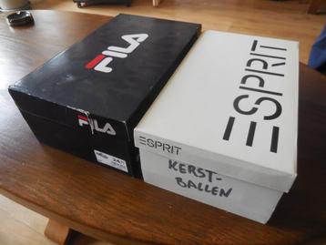 2 Dozen met totaal ca. 35 kerstballen beschikbaar voor biedingen