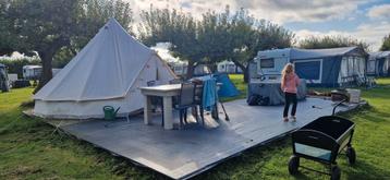 Vlonder van vloerdelen en pallets beschikbaar voor biedingen