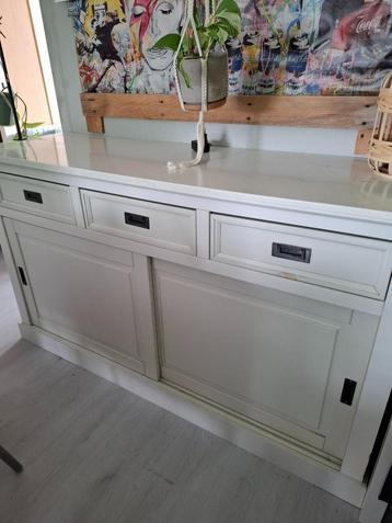 dressoir beschikbaar voor biedingen
