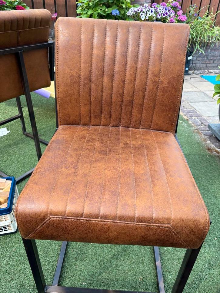 2 Mooie barkruk met lederlook zitting, Huis en Inrichting, Barkrukken, Nieuw, 60 tot 90 cm, Leer, Metaal, 2 krukken, Met voetsteun