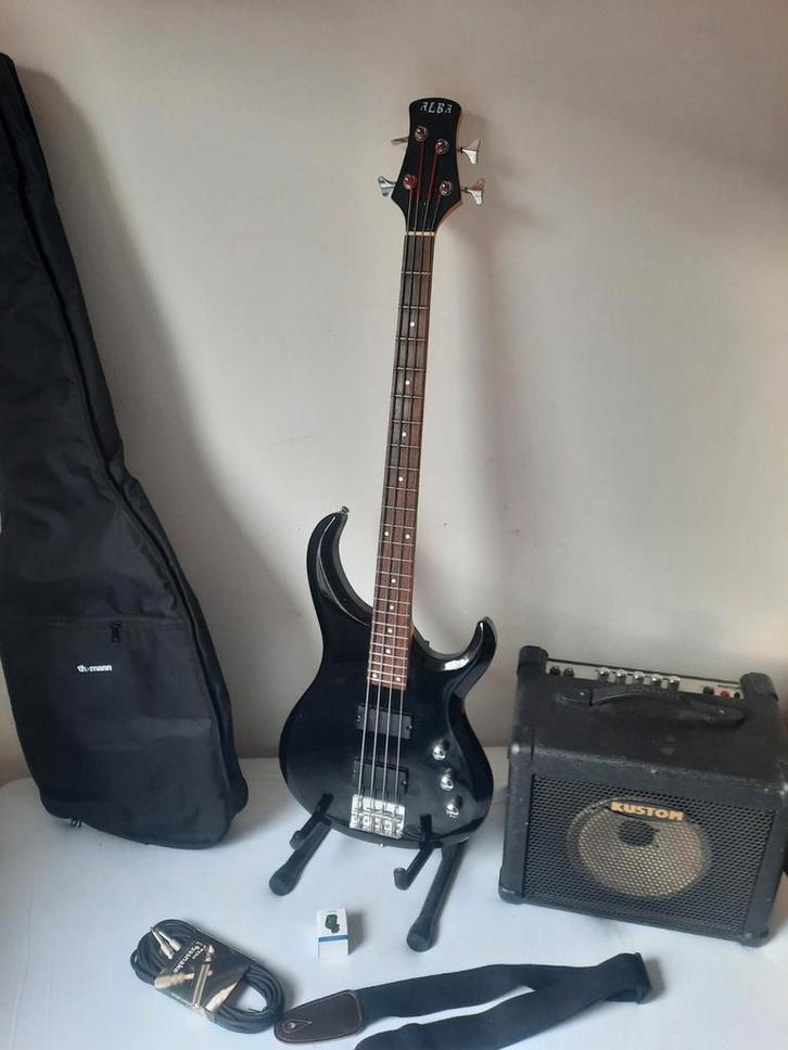 Alba Bass met Kustom versterker Nwe snaren hoes en alle acc., Muziek en Instrumenten, Snaarinstrumenten | Gitaren | Bas, Zo goed als nieuw