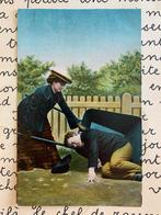 Vrouw vervoert dronken man in kruiwagen (S), Ophalen of Verzenden, Voor 1920, Ongelopen, Overige thema's