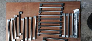 Handgrepen 22 stuks lengte 39cm.   P/st.€3,= en €50,= totaal beschikbaar voor biedingen