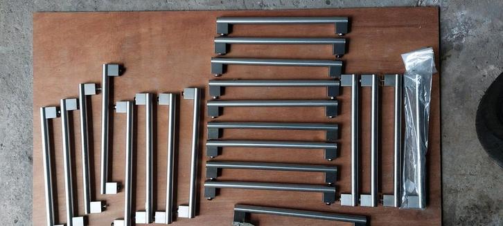 Handgrepen 22 stuks lengte 39cm.   P/st.€3,= en €50,= totaal, Doe-het-zelf en Verbouw, Overige Doe-het-zelf en Verbouw, Zo goed als nieuw