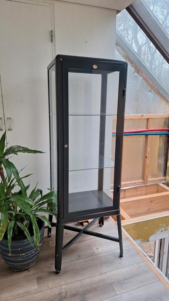 IKEA Fabrikör Vitrinekast - Antraciet (Slot Defect), Huis en Inrichting, Kasten | Vitrinekasten, Ophalen