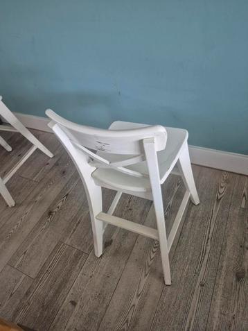 Witte hoge houten Ikea kinderstoel beschikbaar voor biedingen