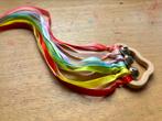 Houten baby handvlieger met regenboog lintjes en belletjes, Kinderen en Baby's, Speelgoed | Houten speelgoed, Ophalen of Verzenden