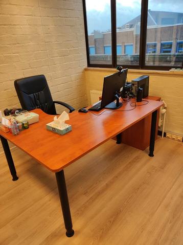 Stevig en ruim houten bureau beschikbaar voor biedingen