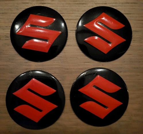 4 aluminium wieldop stickers & ventieldoppen met Suzuki logo, Auto diversen, Wieldoppen, Nieuw, Ophalen of Verzenden