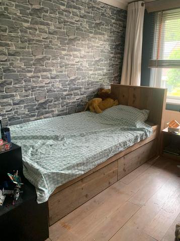 Steigerhouten bed met grote onderla beschikbaar voor biedingen