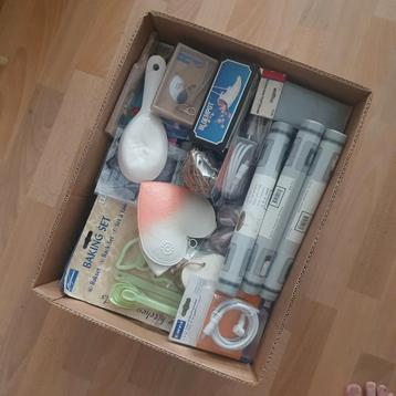 Doos vol rommelmarkt spulletjes.  beschikbaar voor biedingen