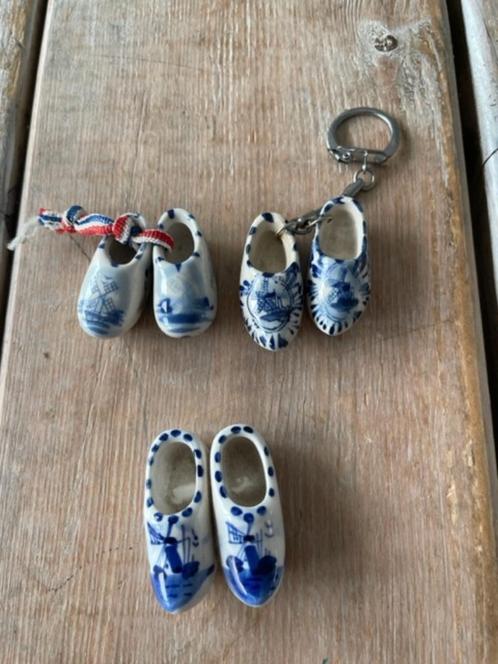 3 x kleine delfs blauwe kloppen / klompjes / sleutelhanger ., Antiek en Kunst, Curiosa en Brocante, Ophalen