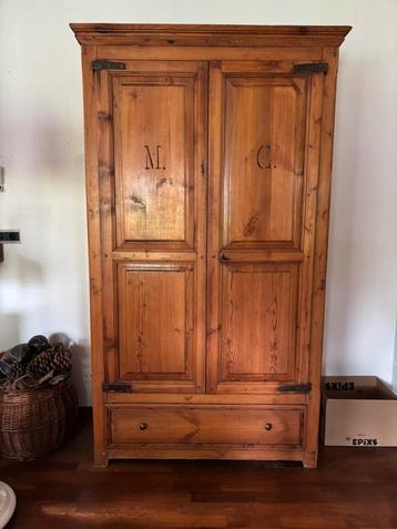 Robuste vintage houten kast te koop beschikbaar voor biedingen