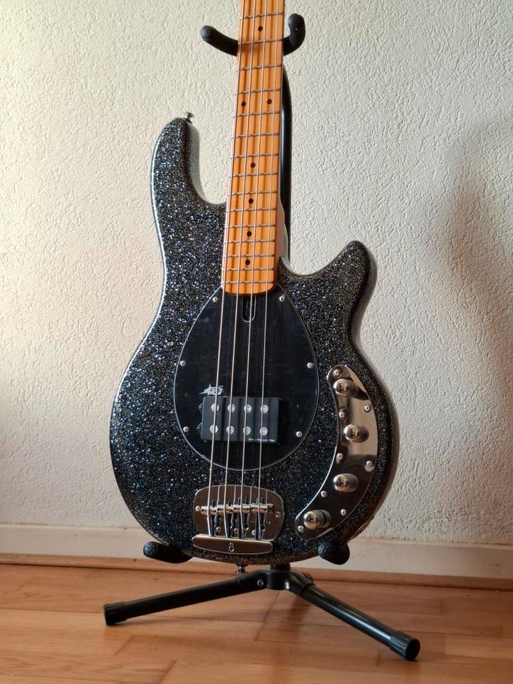 Marcus Miller Z3 / 4 Sparkle Black basgitaar Geen (in)ruil, Muziek en Instrumenten, Snaarinstrumenten | Gitaren | Bas, Zo goed als nieuw