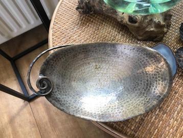 Decoratieve schaal met metalen krul beschikbaar voor biedingen