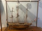Houten modelschip in vitrine, Hobby en Vrije tijd, Modelbouw | Boten en Schepen, Ophalen