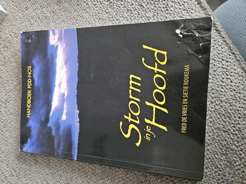 F. de Vries - Storm in je Hoofd, Boeken, Wetenschap, Zo goed als nieuw, Ophalen of Verzenden