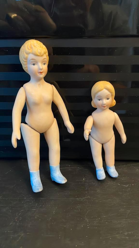 2 bisque  popjes 10.5 en 14,5cm beweegbare ledematen , mooi, Verzamelen, Poppen, Zo goed als nieuw, Pop, Ophalen of Verzenden