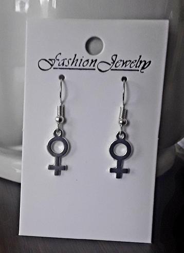 Oorbellen vrouw,vrouwenteken, feminisme, venussymbool, hands beschikbaar voor biedingen