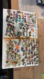 Map vol met speldjes, Verzamelen, Speldjes, Pins en Buttons, Ophalen of Verzenden, Gebruikt, Overige onderwerpen
