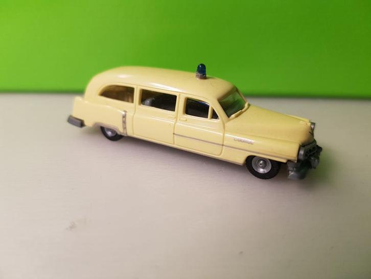 Praline - Cadillac 54 Station Ambulance [wit] 1/87, Hobby en Vrije tijd, Modelauto's | 1:87, Zo goed als nieuw, Auto, Overige merken