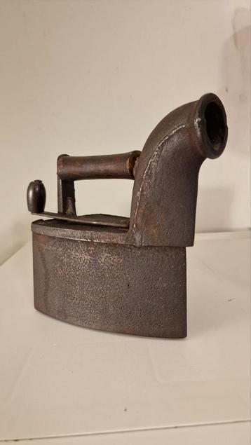 Antiek gietijzeren strijkijzer  beschikbaar voor biedingen