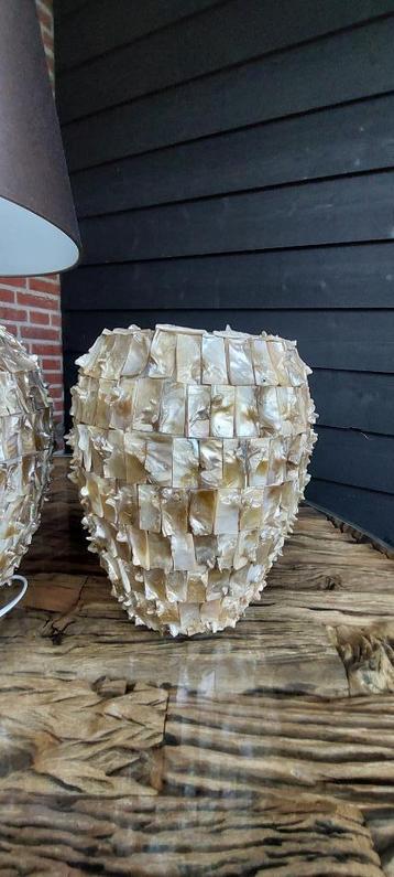 Schelpen vaas beschikbaar voor biedingen