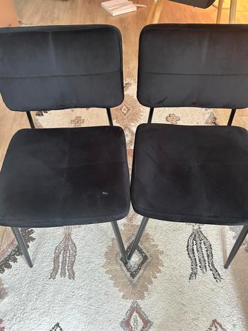 2 zwart fluwelen eetkamerstoelen beschikbaar voor biedingen