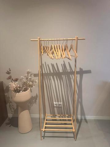 12 verschillende houten kledinghangers beschikbaar voor biedingen