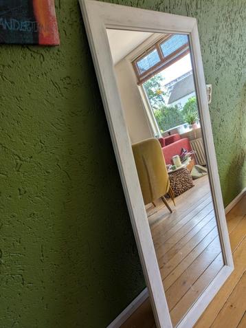 Spiegel met witte houten rand, 65 x135 beschikbaar voor biedingen