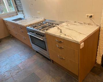 Keuken gebruikt, compleet met apparatuur beschikbaar voor biedingen