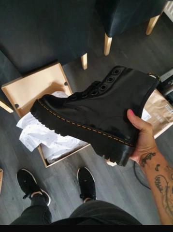 Dr. Martens – Glanzend Zwart – Maat 43 – Zo Goed als Nieuw beschikbaar voor biedingen