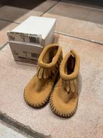 Minnetonka suède slofjes size 3 in nieuwstaat, Ophalen of Verzenden, Zo goed als nieuw, Meisje, Slofjes