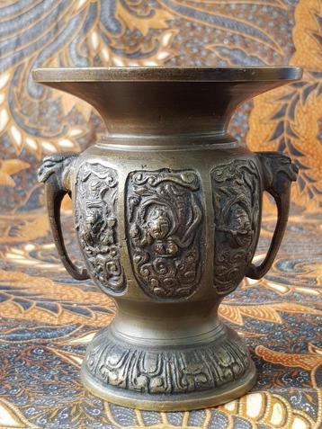 Prachtig origineel antiek brons vaasje uit Japan 12,6 cm.