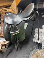 Kieffer dressuurzadel met diepe zit en extra kniewrong, Dieren en Toebehoren, Paarden en Pony's | Zadels, Ophalen, Zo goed als nieuw