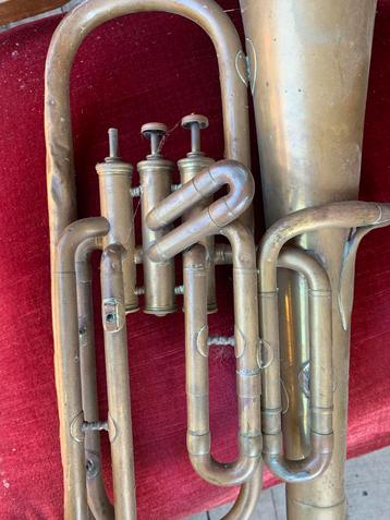 Oude Bes-Tuba - Opknapper of Decoratie beschikbaar voor biedingen